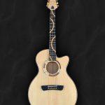 Guitare acoustique auditorium en bois clair épicéa du Jura, érable ondé et incrustation géométriques