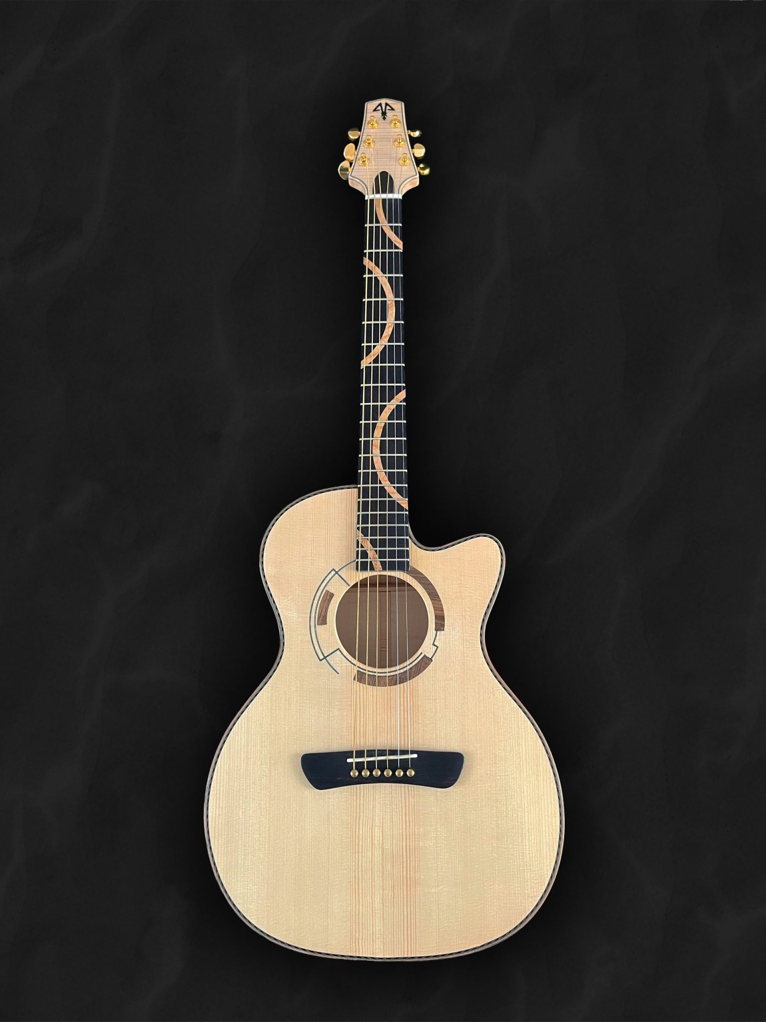 Guitare acoustique auditorium en bois clair épicéa du Jura, érable ondé et incrustation géométriques