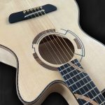 Guitare acoustique auditorium en bois clair épicéa du Jura, érable ondé et incrustation géométrique