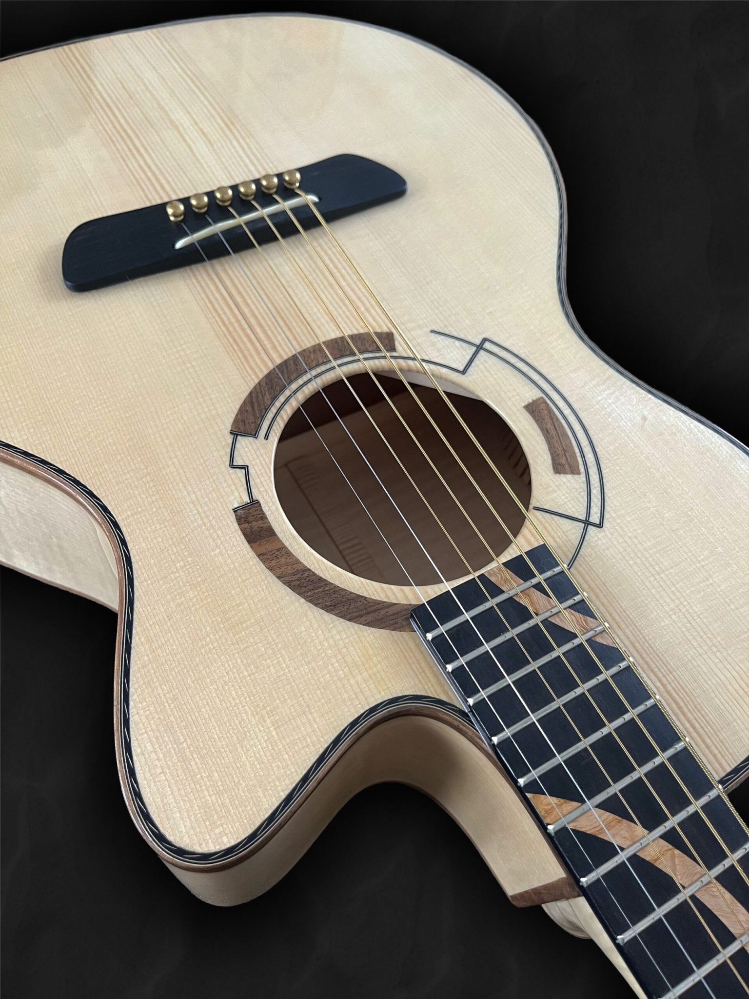 Guitare acoustique auditorium en bois clair épicéa du Jura, érable ondé et incrustation géométrique