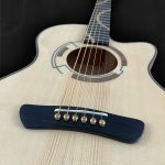 Guitare acoustique auditorium en bois clair épicéa du Jura, érable ondé et incrustation géométrique