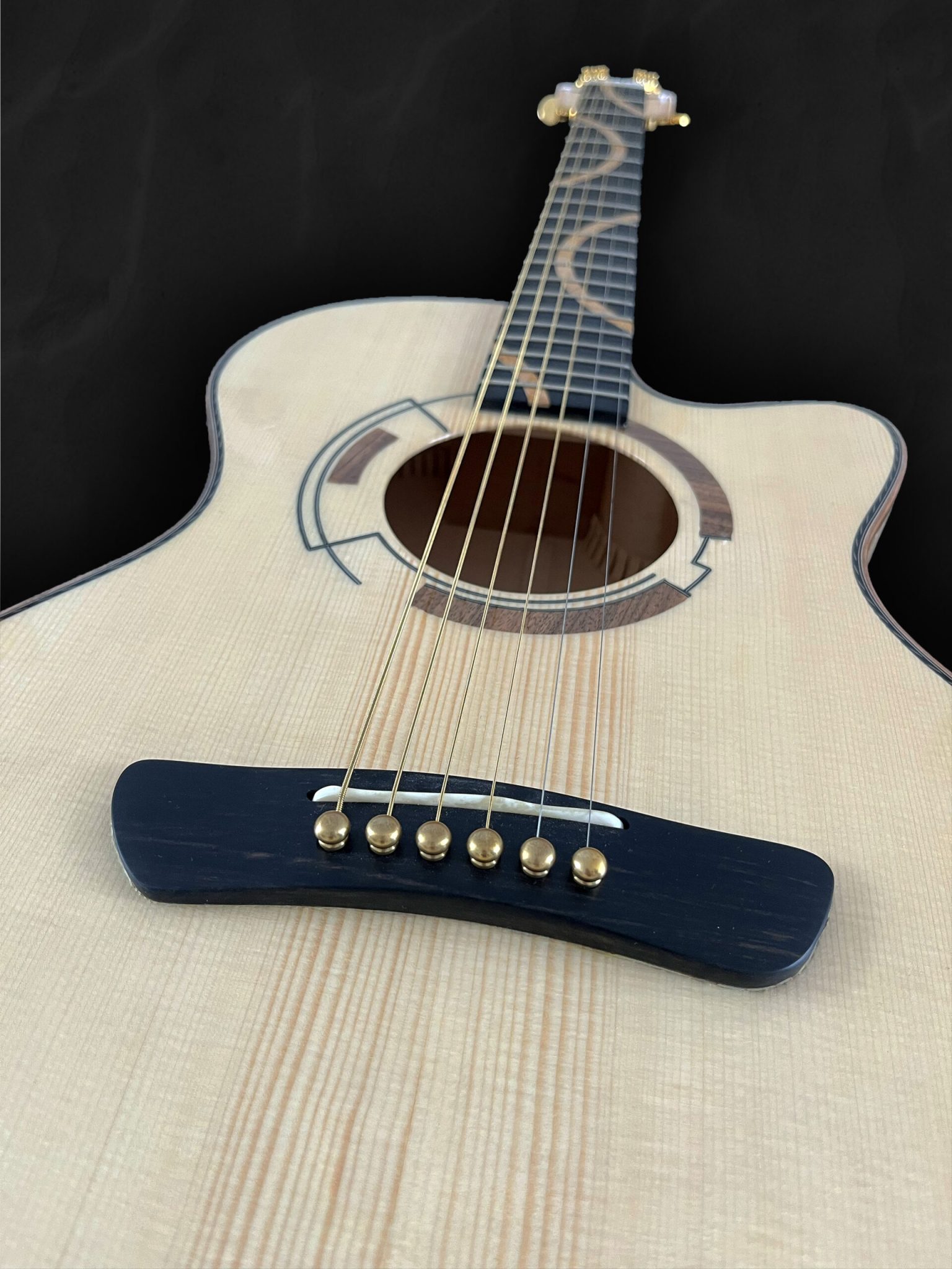 Guitare acoustique auditorium en bois clair épicéa du Jura, érable ondé et incrustation géométrique