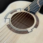 Guitare acoustique auditorium en bois clair épicéa du Jura, érable ondé et incrustation géométrique