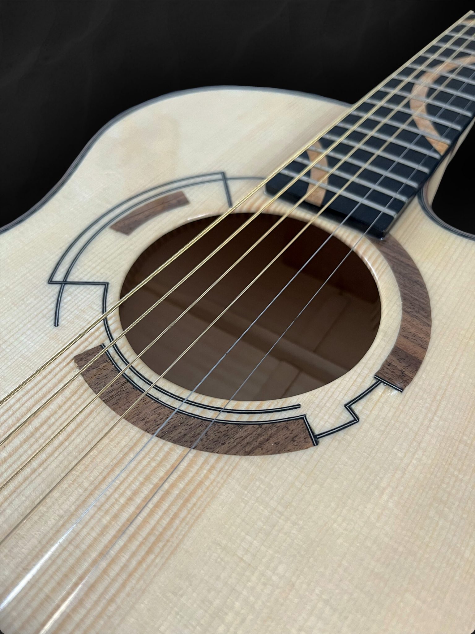 Guitare acoustique auditorium en bois clair épicéa du Jura, érable ondé et incrustation géométrique