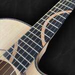 Guitare acoustique auditorium en bois clair épicéa du Jura, érable ondé et incrustation géométrique