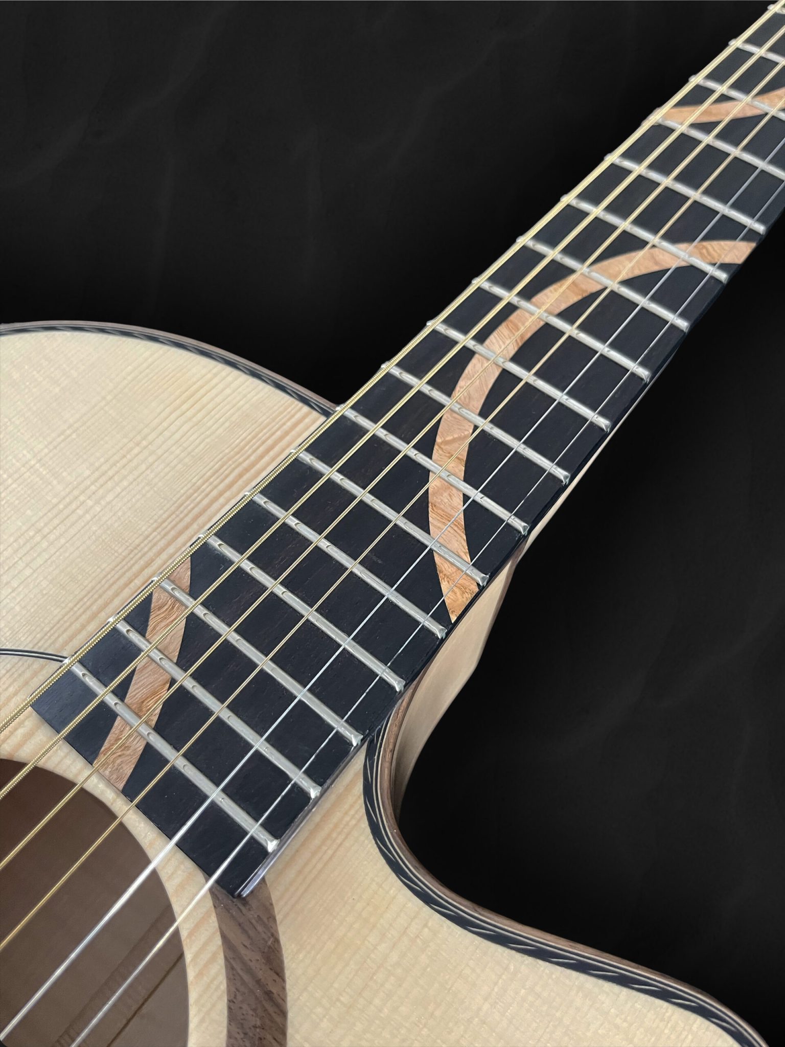 Guitare acoustique auditorium en bois clair épicéa du Jura, érable ondé et incrustation géométrique