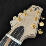 Guitare acoustique auditorium en bois clair épicéa du Jura, érable ondé et incrustation géométrique