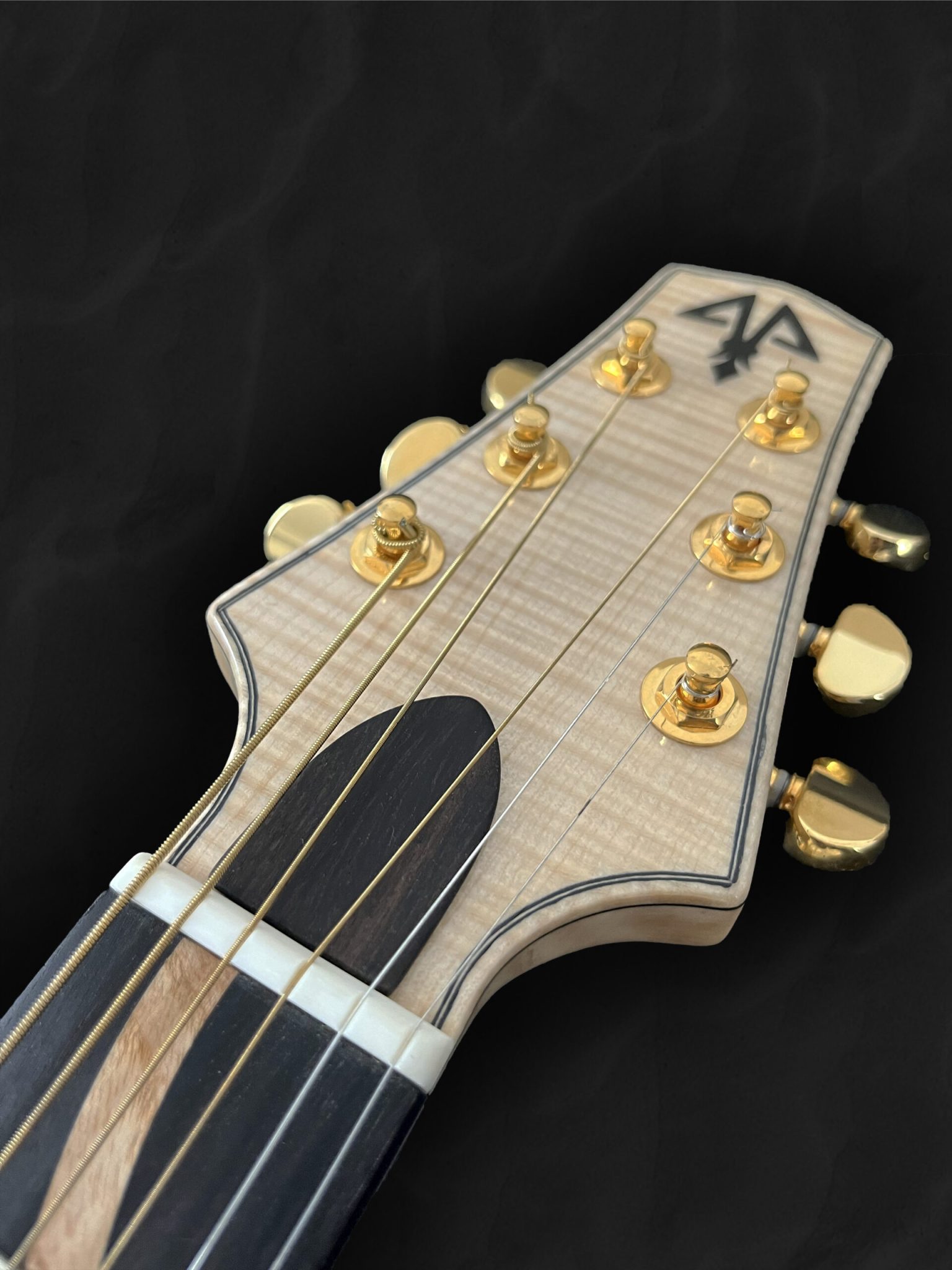 Guitare acoustique auditorium en bois clair épicéa du Jura, érable ondé et incrustation géométrique