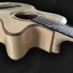 Guitare acoustique auditorium en bois clair épicéa du Jura, érable ondé et incrustation géométrique