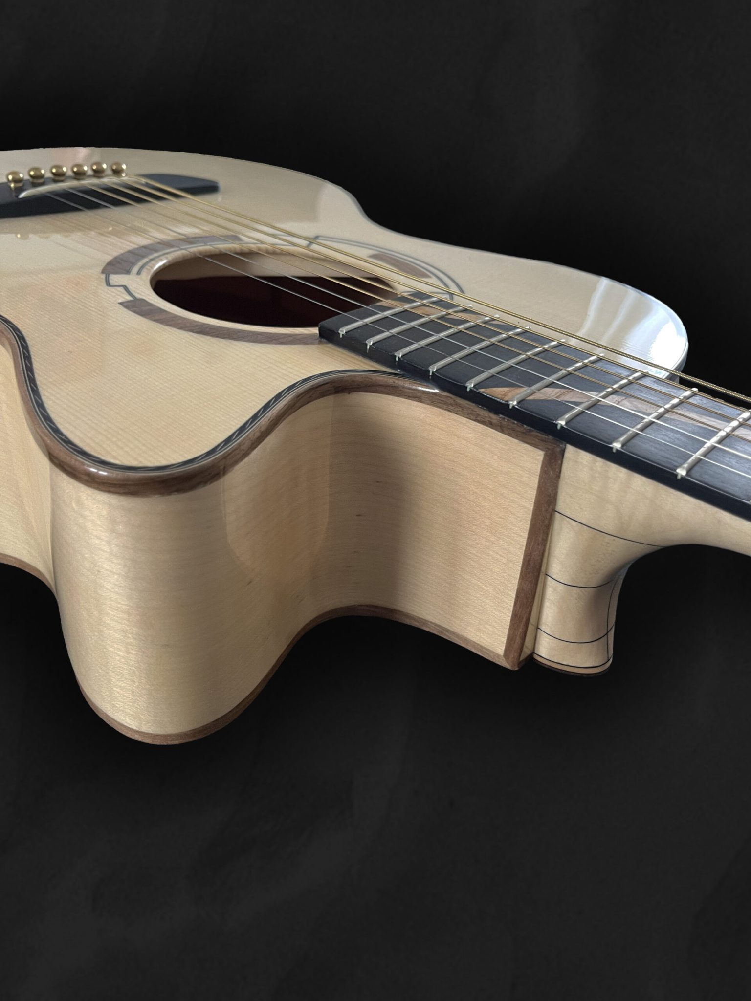 Guitare acoustique auditorium en bois clair épicéa du Jura, érable ondé et incrustation géométrique