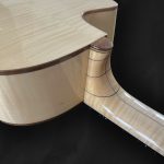 Guitare acoustique auditorium en bois clair épicéa du Jura, érable ondé et incrustation géométrique