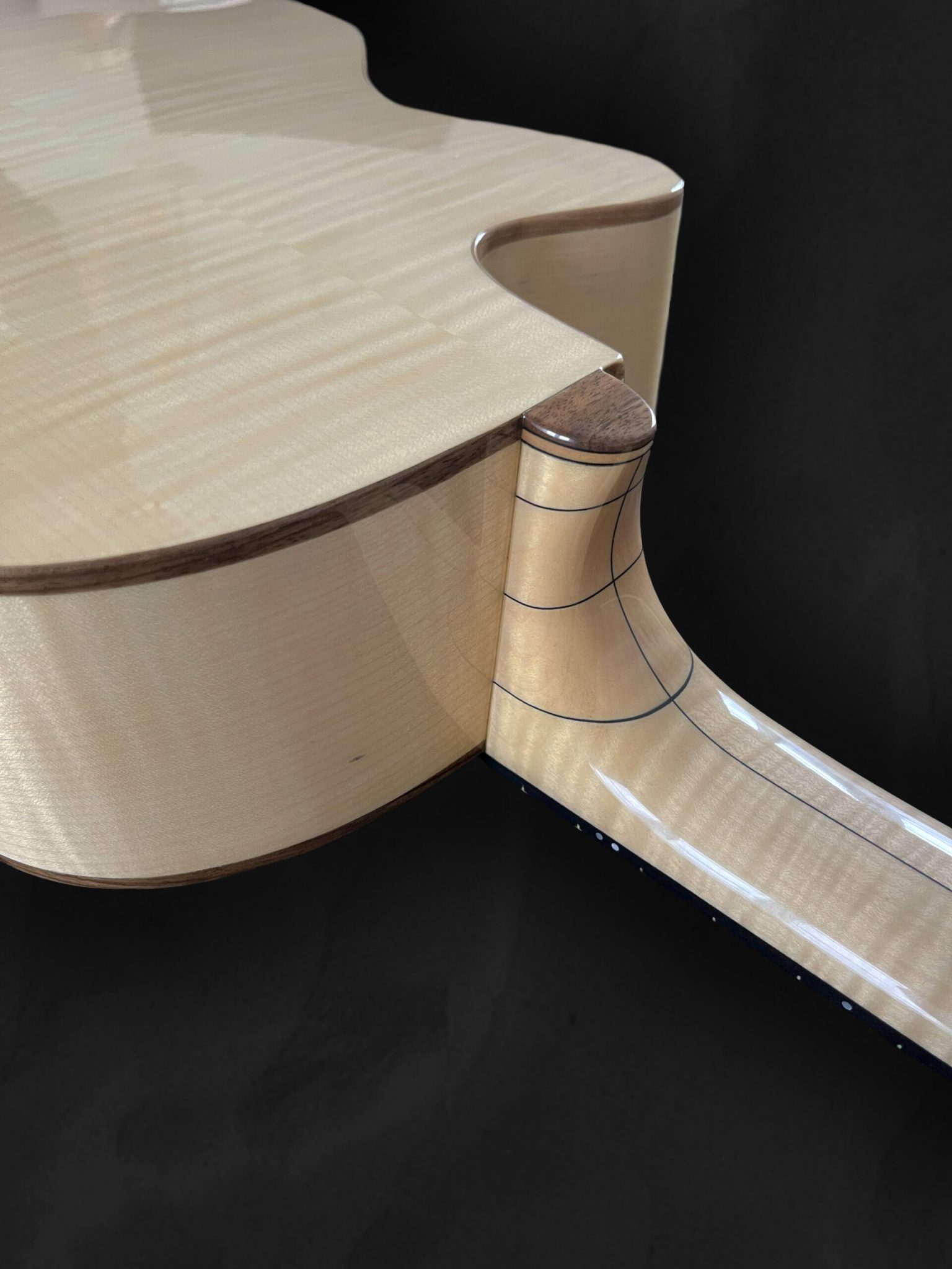 Guitare acoustique auditorium en bois clair épicéa du Jura, érable ondé et incrustation géométrique