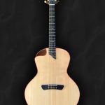 Jumbo avec ouverture sur le côté, orientée vers le musicien en bois clair épicéa du Jura, Zebrano et liseré rouge