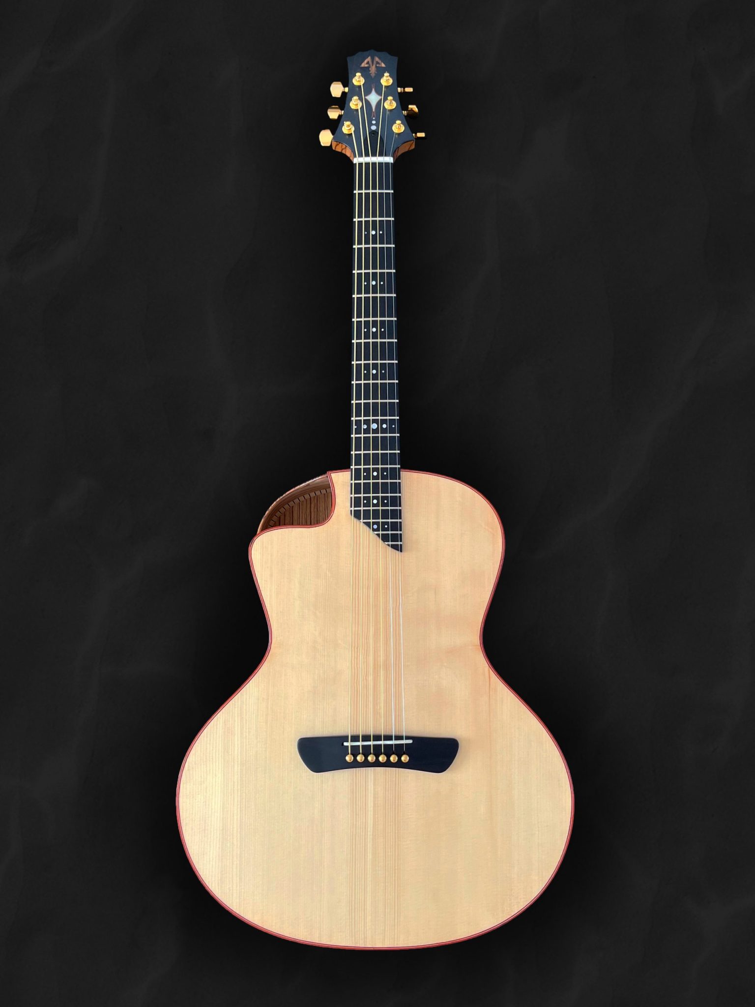 Jumbo avec ouverture sur le côté, orientée vers le musicien en bois clair épicéa du Jura, Zebrano et liseré rouge