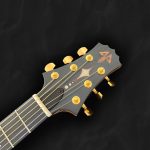 Guitare acoustique jumbo avec ouverture sur le côté, orientée vers le musicien en bois clair épicéa du Jura, Zebrano et liseré rouge