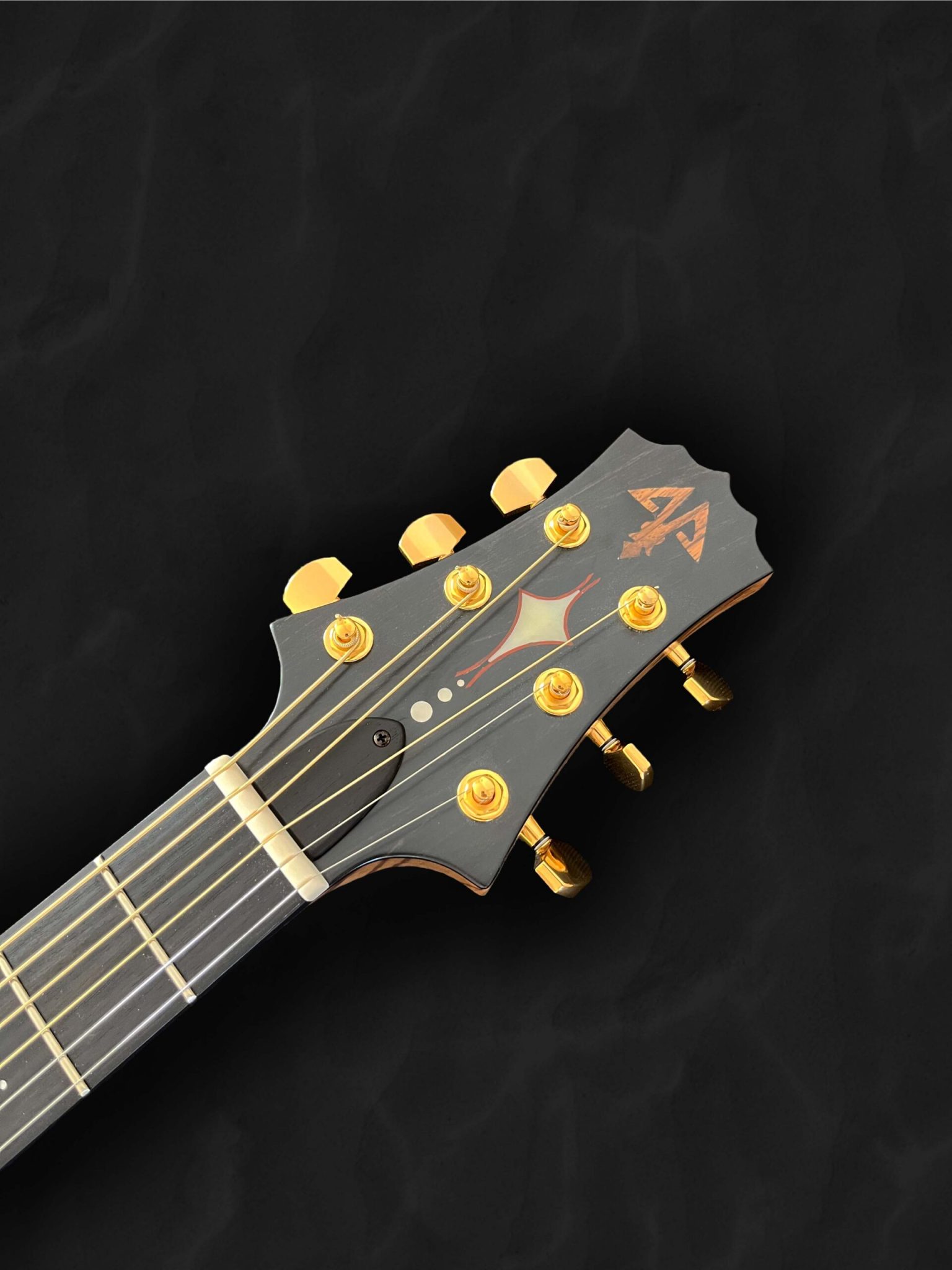 Guitare acoustique jumbo avec ouverture sur le côté, orientée vers le musicien en bois clair épicéa du Jura, Zebrano et liseré rouge