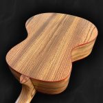 Guitare acoustique jumbo avec ouverture sur le côté, orientée vers le musicien en bois clair épicéa du Jura, Zebrano et liseré rouge