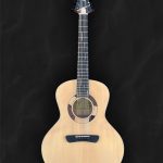 Guitare acoustique jumbo 12 cordes en bois clair épicéa du Jura, érable, ébène et incrustation géométrique