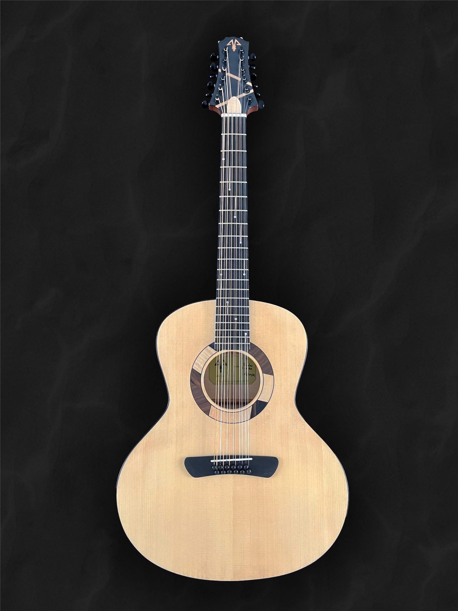 Guitare acoustique jumbo 12 cordes en bois clair épicéa du Jura, érable, ébène et incrustation géométrique