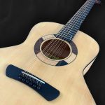 Guitare acoustique jumbo 12 cordes en bois clair épicéa du Jura, érable, ébène et incrustation géométrique