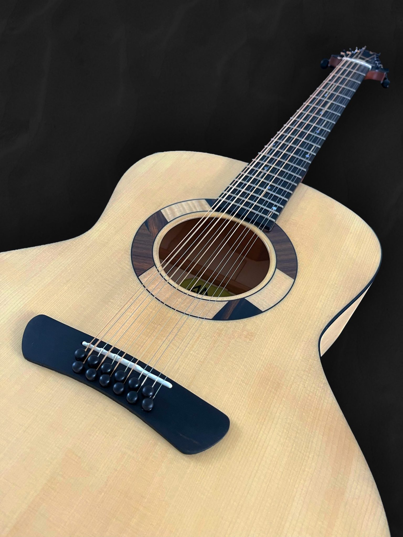 Guitare acoustique jumbo 12 cordes en bois clair épicéa du Jura, érable, ébène et incrustation géométrique