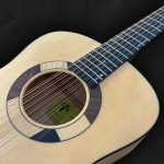 Guitare acoustique jumbo 12 cordes en bois clair épicéa du Jura, érable, ébène et incrustation géométrique