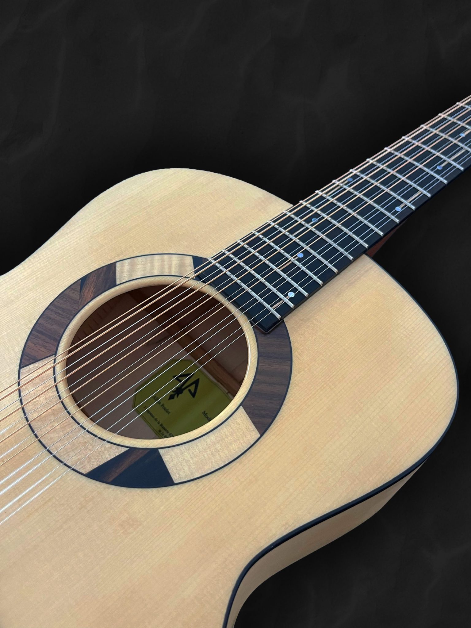 Guitare acoustique jumbo 12 cordes en bois clair épicéa du Jura, érable, ébène et incrustation géométrique