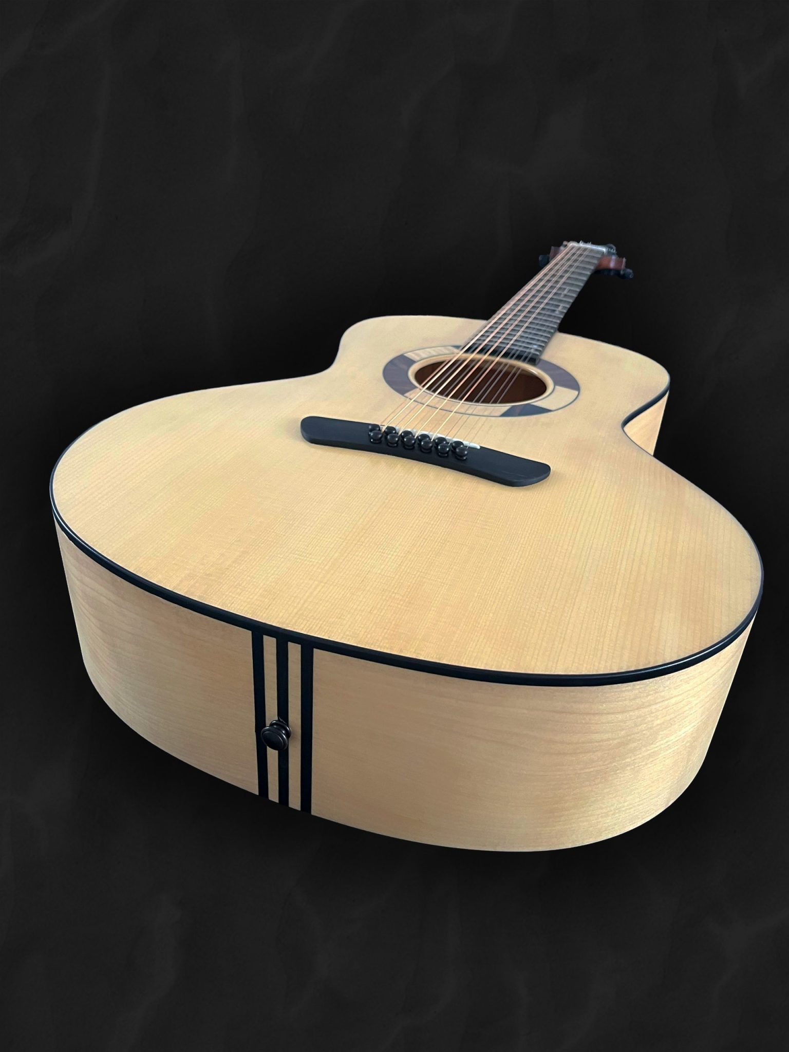 Guitare acoustique jumbo 12 cordes en bois clair épicéa du Jura, érable, ébène et incrustation géométrique