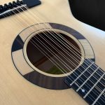 Guitare acoustique jumbo 12 cordes en bois clair épicéa du Jura, érable, ébène et incrustation géométrique