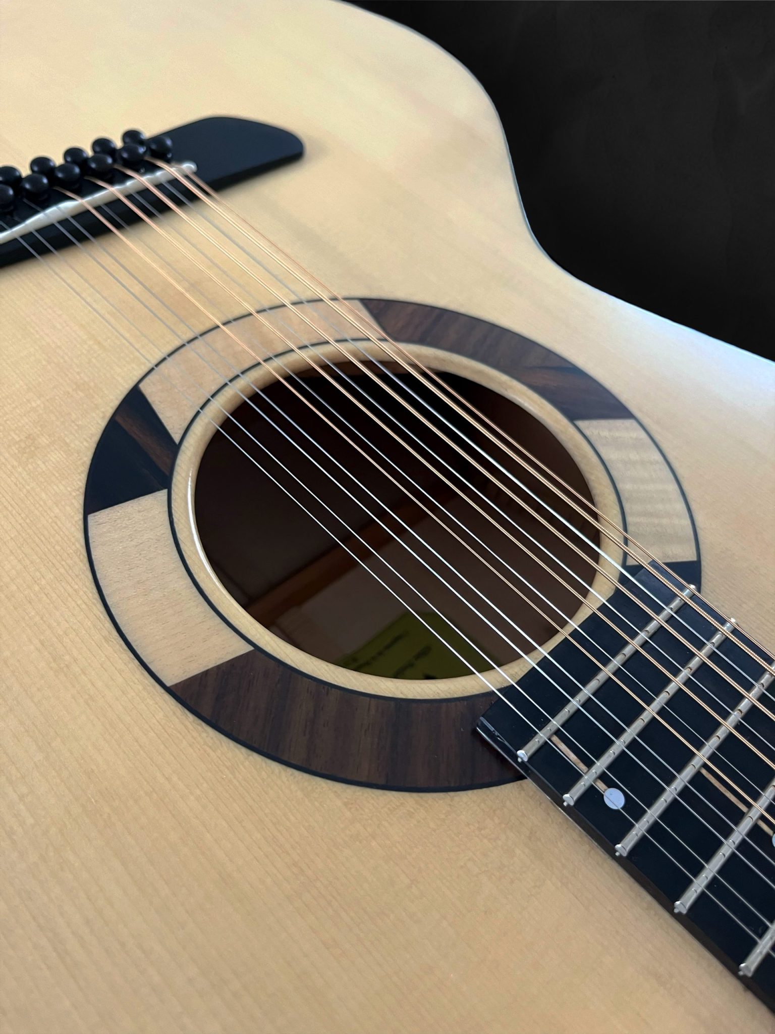 Guitare acoustique jumbo 12 cordes en bois clair épicéa du Jura, érable, ébène et incrustation géométrique