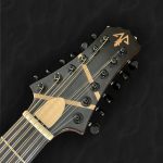 Guitare acoustique jumbo 12 cordes en bois clair épicéa du Jura, érable, ébène et incrustation géométrique