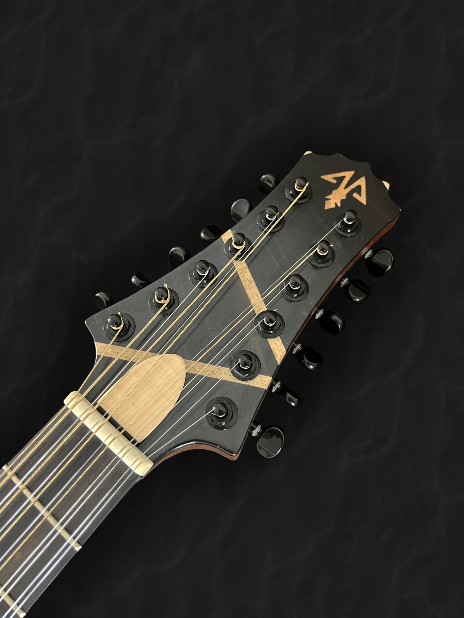 Guitare acoustique jumbo 12 cordes en bois clair épicéa du Jura, érable, ébène et incrustation géométrique