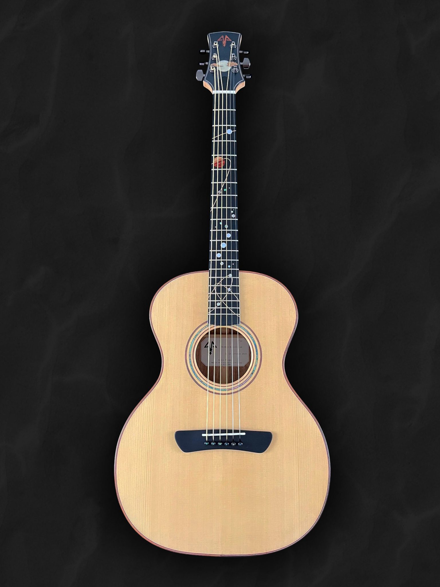 Guitare acoustique auditorium en bois clair épicéa du Jura et incrustation en nacre style astral