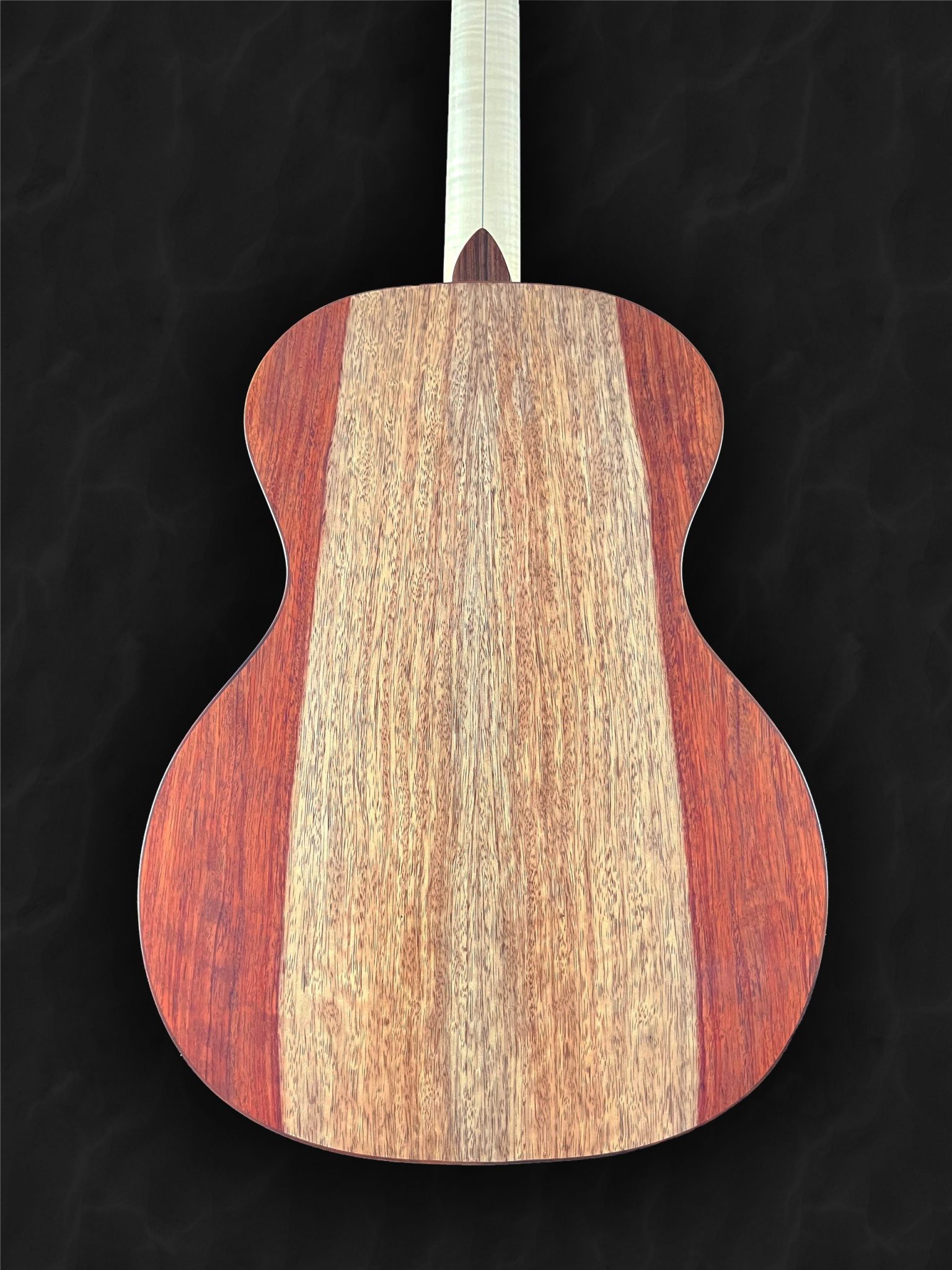 Guitare acoustique auditorium en bois clair épicéa du Jura et incrustation en nacre style astral