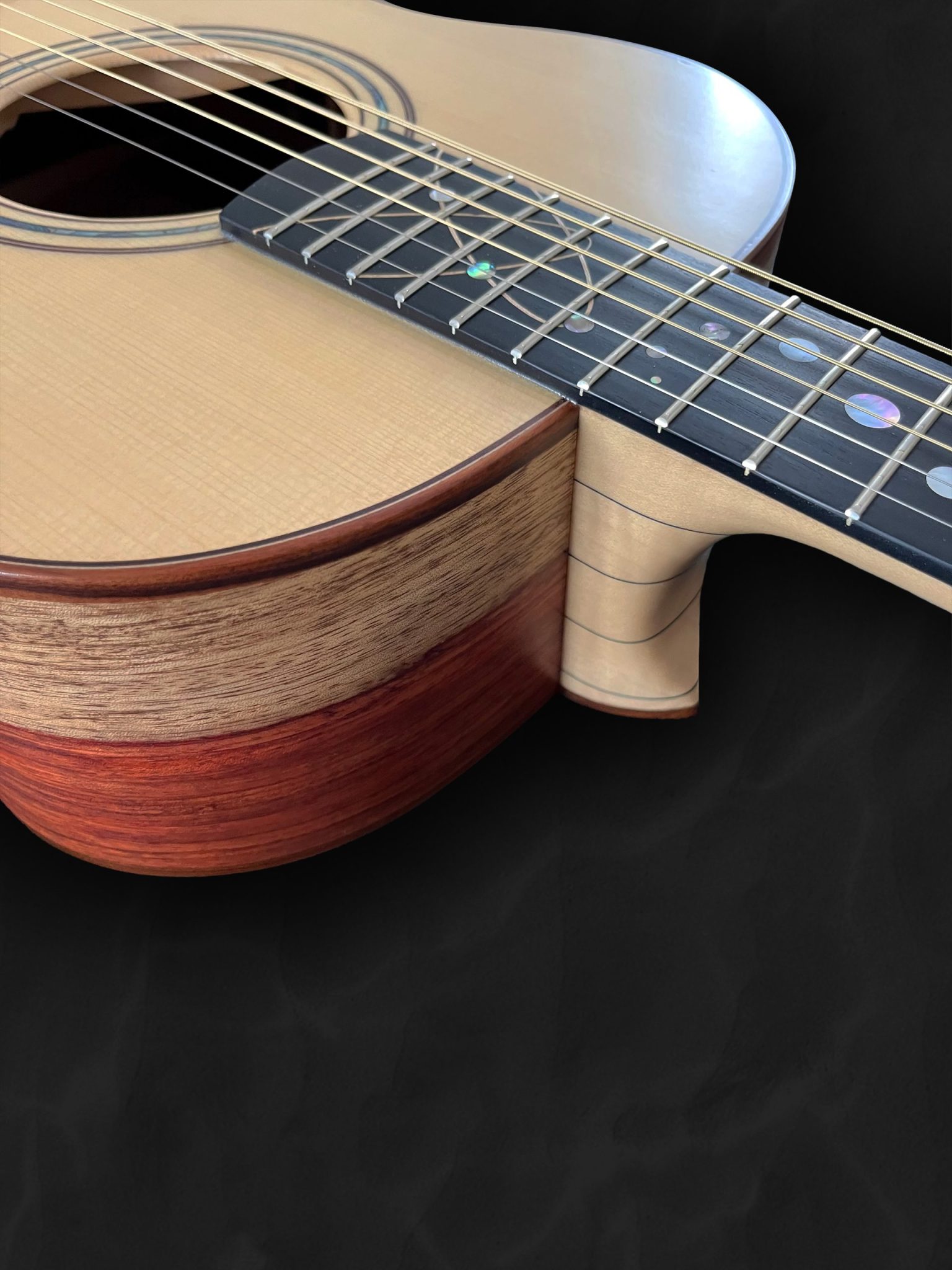 Guitare acoustique auditorium en bois clair épicéa du Jura et incrustation en nacre style astral