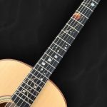 Guitare acoustique auditorium en bois clair épicéa du Jura et incrustation en nacre style astral