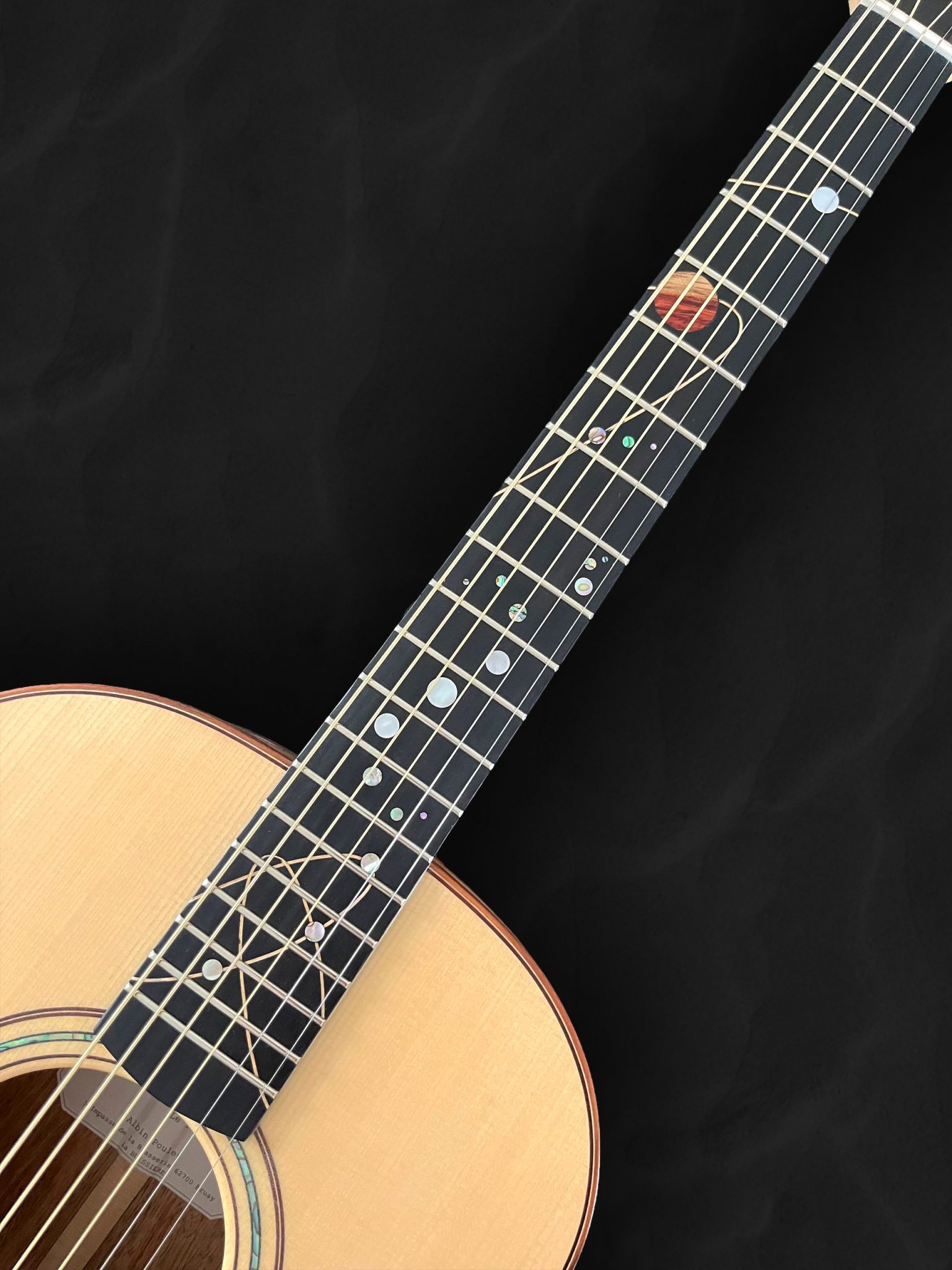 Guitare acoustique auditorium en bois clair épicéa du Jura et incrustation en nacre style astral