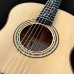 Guitare acoustique auditorium en bois clair épicéa du Jura et incrustation en nacre style astral