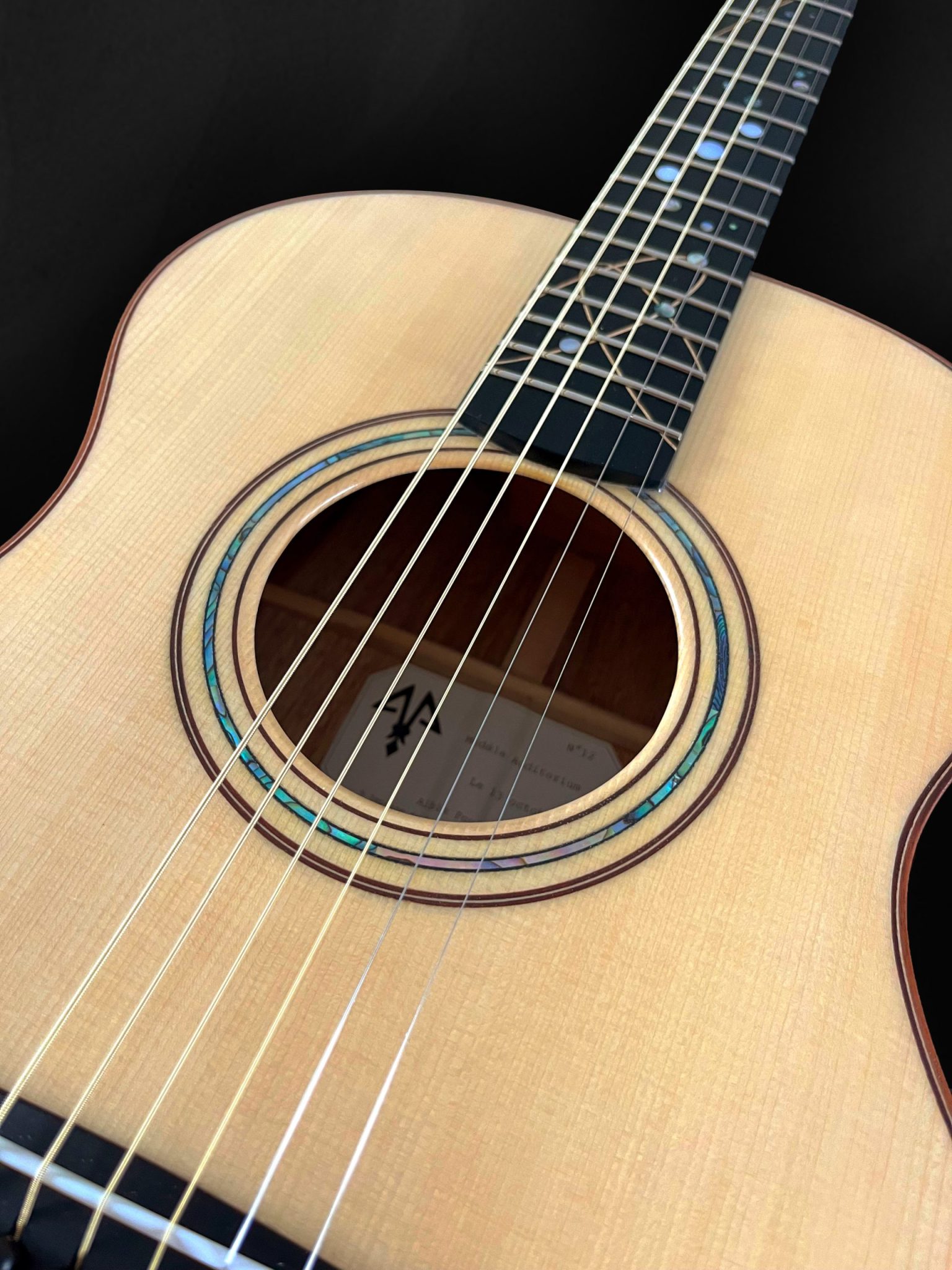 Guitare acoustique auditorium en bois clair épicéa du Jura et incrustation en nacre style astral