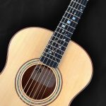 Guitare acoustique auditorium en bois clair épicéa du Jura et incrustation en nacre style astral