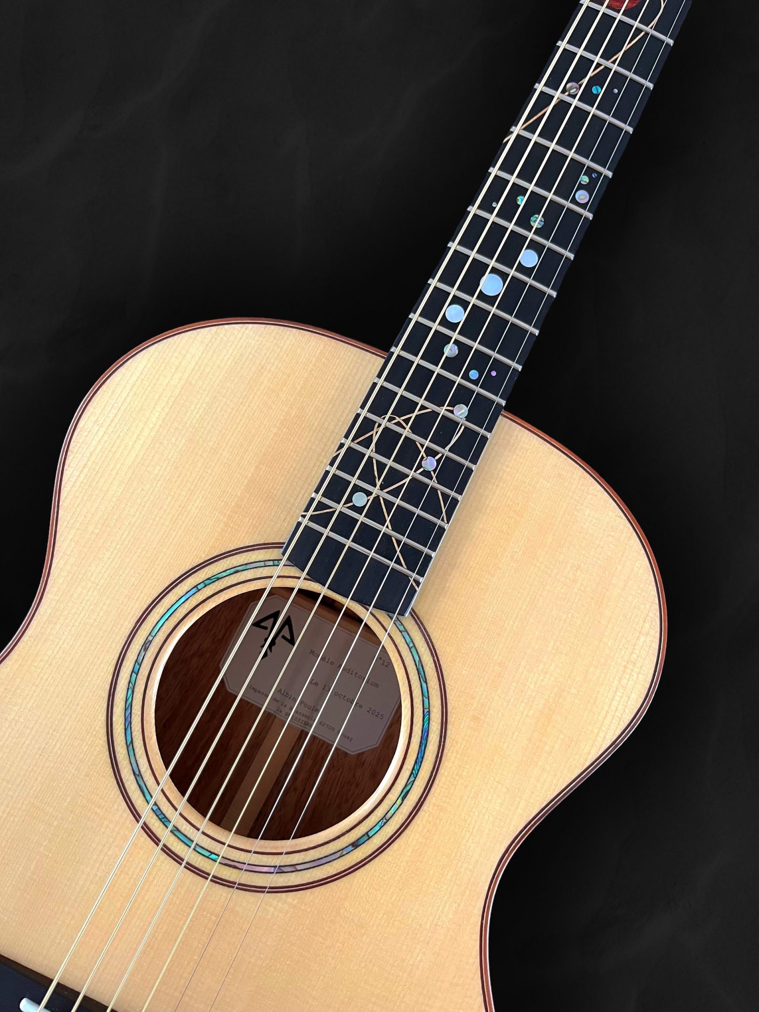 Guitare acoustique auditorium en bois clair épicéa du Jura et incrustation en nacre style astral