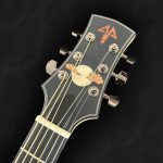 Guitare acoustique auditorium en bois clair épicéa du Jura et incrustation en nacre style astral