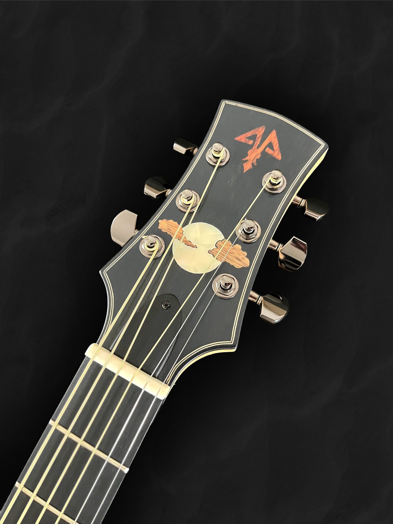 Guitare acoustique auditorium en bois clair épicéa du Jura et incrustation en nacre style astral