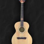 Guitare acoustique auditorium en bois clair épicéa du Jura, hêtre, palissandre et incrustation verte style celtique