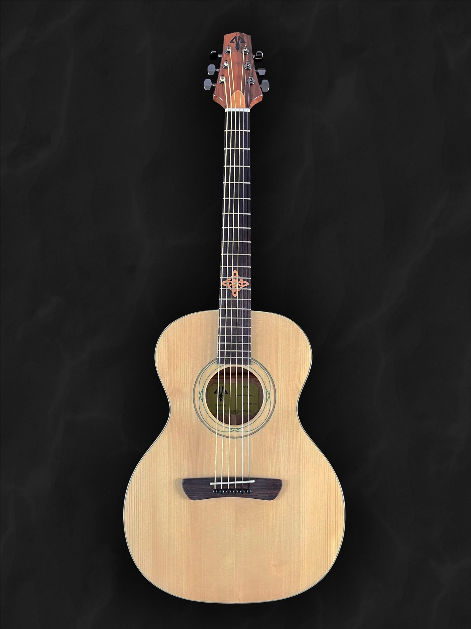 Guitare acoustique auditorium en bois clair épicéa du Jura, hêtre, palissandre et incrustation verte style celtique