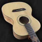 Guitare acoustique auditorium en bois clair épicéa du Jura, hêtre, palissandre et incrustation verte style celtique