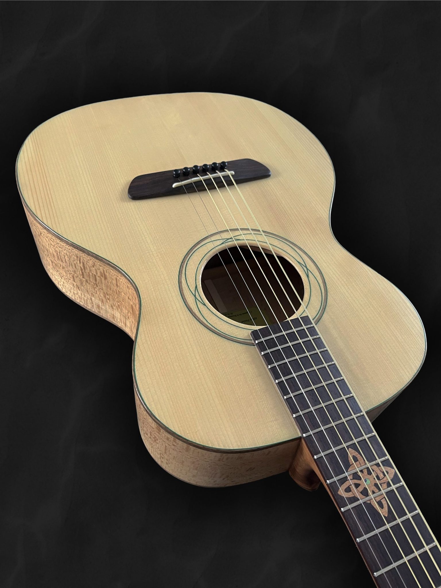 Guitare acoustique auditorium en bois clair épicéa du Jura, hêtre, palissandre et incrustation verte style celtique