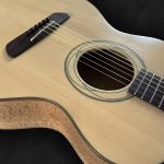 Guitare acoustique auditorium en bois clair épicéa du Jura, hêtre, palissandre et incrustation verte style celtique