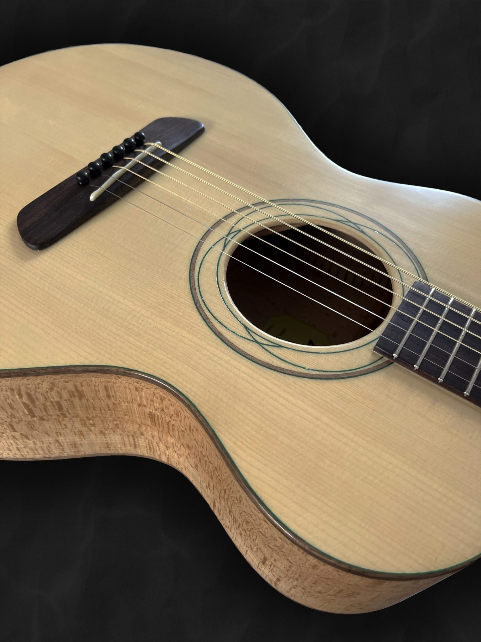 Guitare acoustique auditorium en bois clair épicéa du Jura, hêtre, palissandre et incrustation verte style celtique