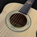 Guitare acoustique auditorium en bois clair épicéa du Jura, hêtre, palissandre et incrustation verte style celtique